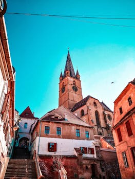 迷人的城镇广场上，矗立着历史悠久的钟楼，周围环绕着充满活力的建筑