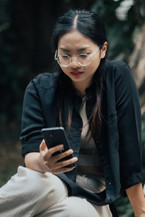 Ilmainen kuvapankkikuva tunnisteilla aasialainen nainen, istuminen, katsominen Kuvapankkikuva