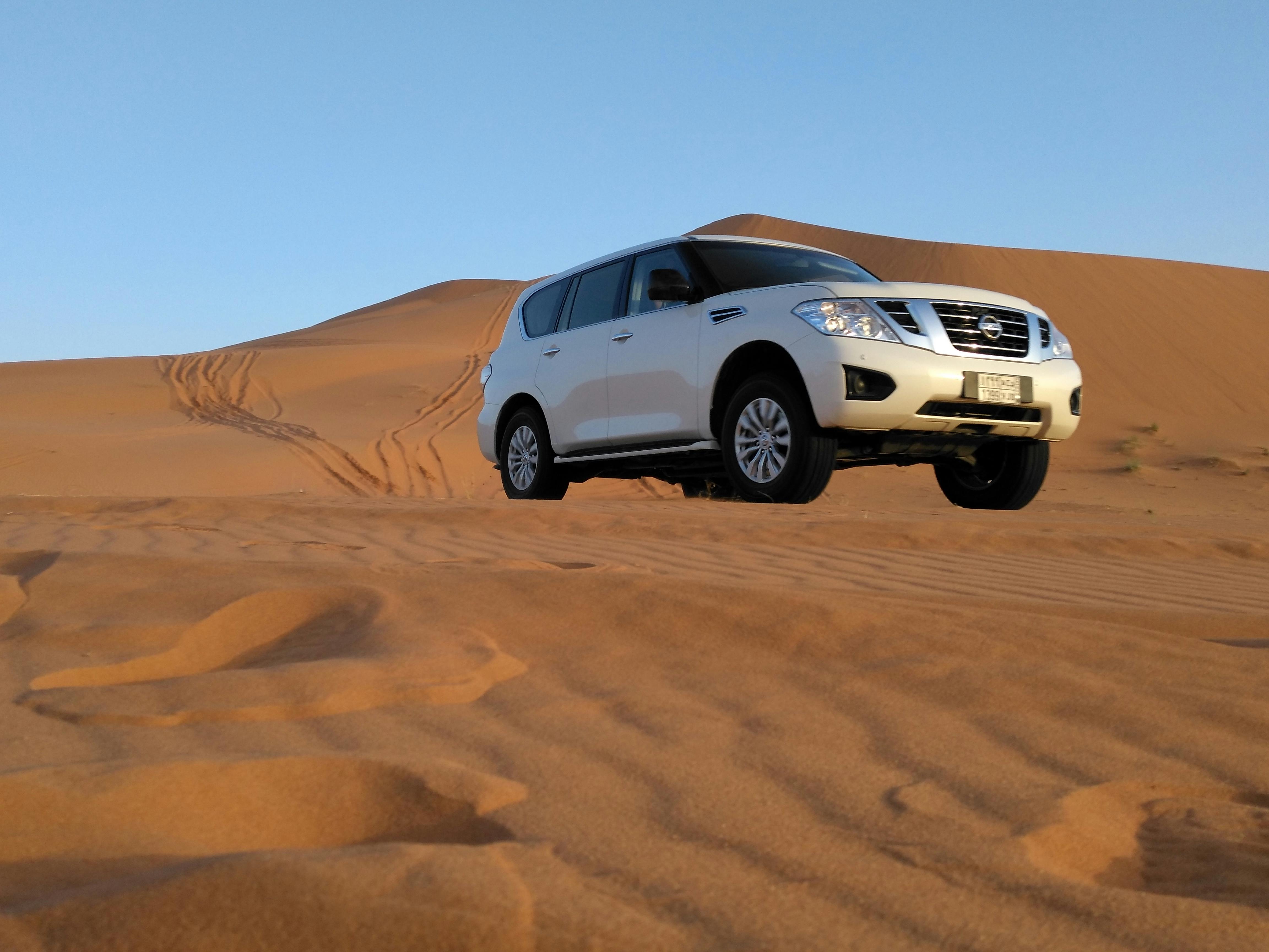 サウジアラビア砂漠 ドライブ 日産の無料の写真素材