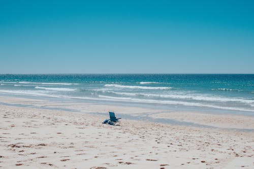 Foto profissional grátis de à beira-mar, areia, assento