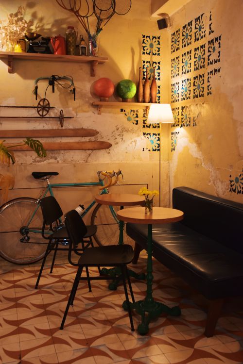 Free Warm and inviting corner of a vintage café with a bicycle and eclectic decor in Kocaeli, Türkiye. Stock Photo