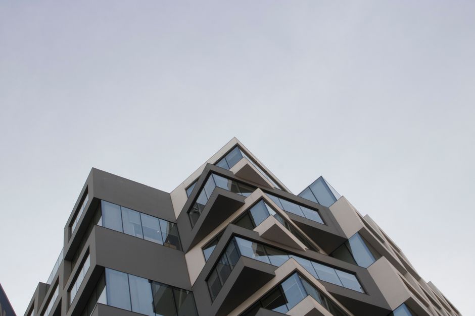 Dynamic modern architecture featuring geometric design under an overcast sky.