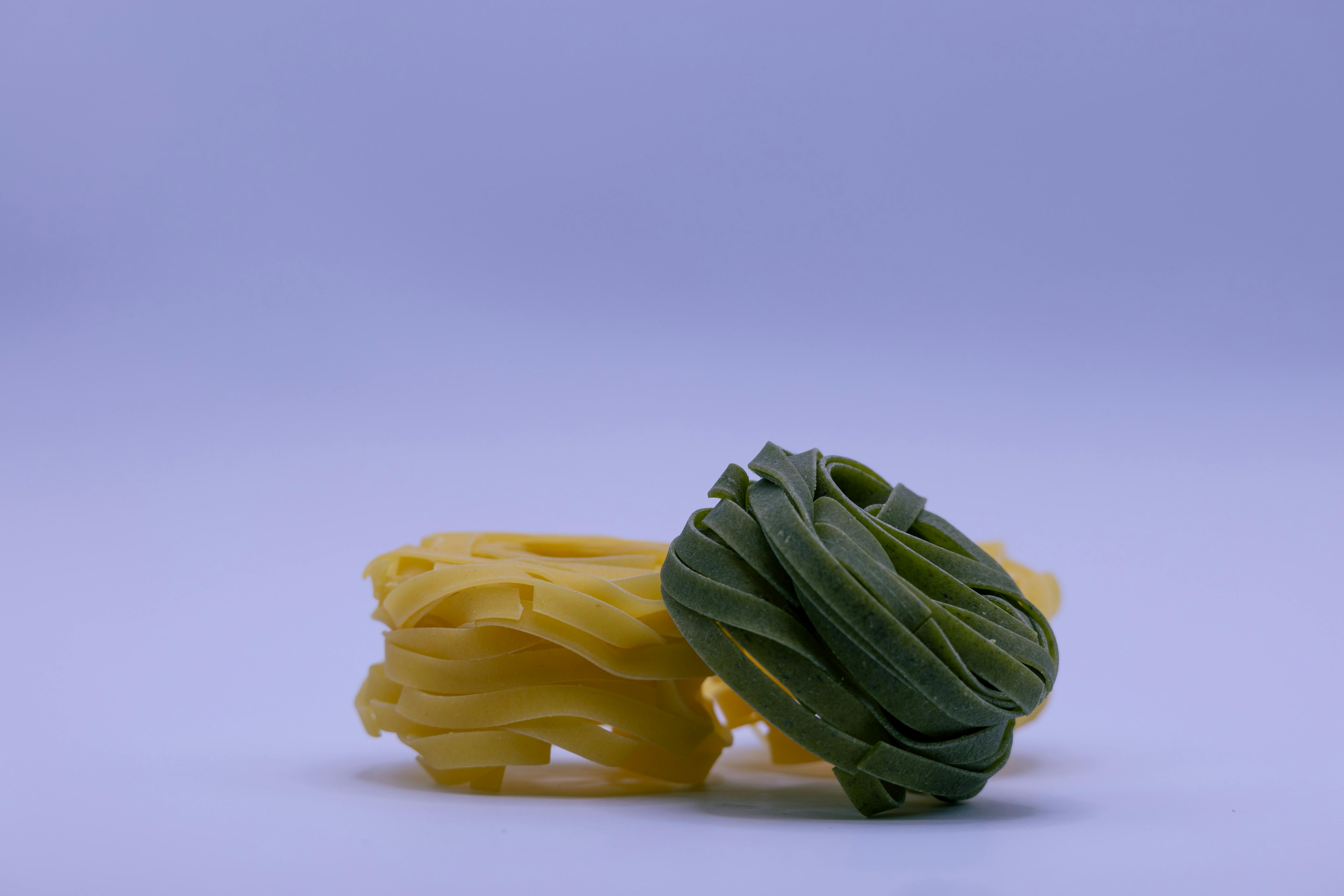 Ingredientes para pasta integral en un tazón