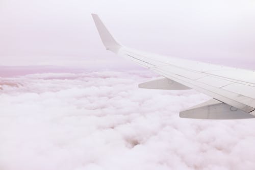 구름 위의 비행기 날개 사진