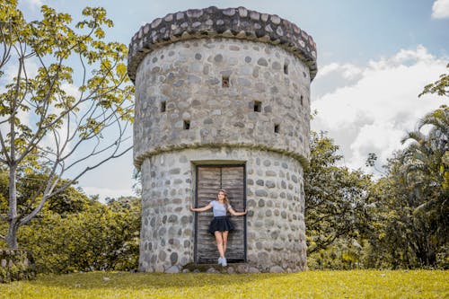 Foto d'estoc gratuïta de dempeus, dona, edifici