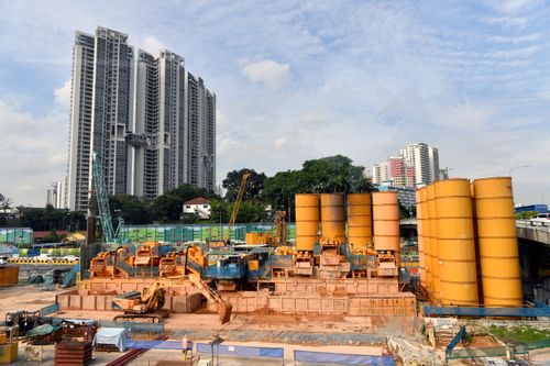 Free Cityscape featuring skyscrapers and an active construction site with yellow machinery. Stock Photo