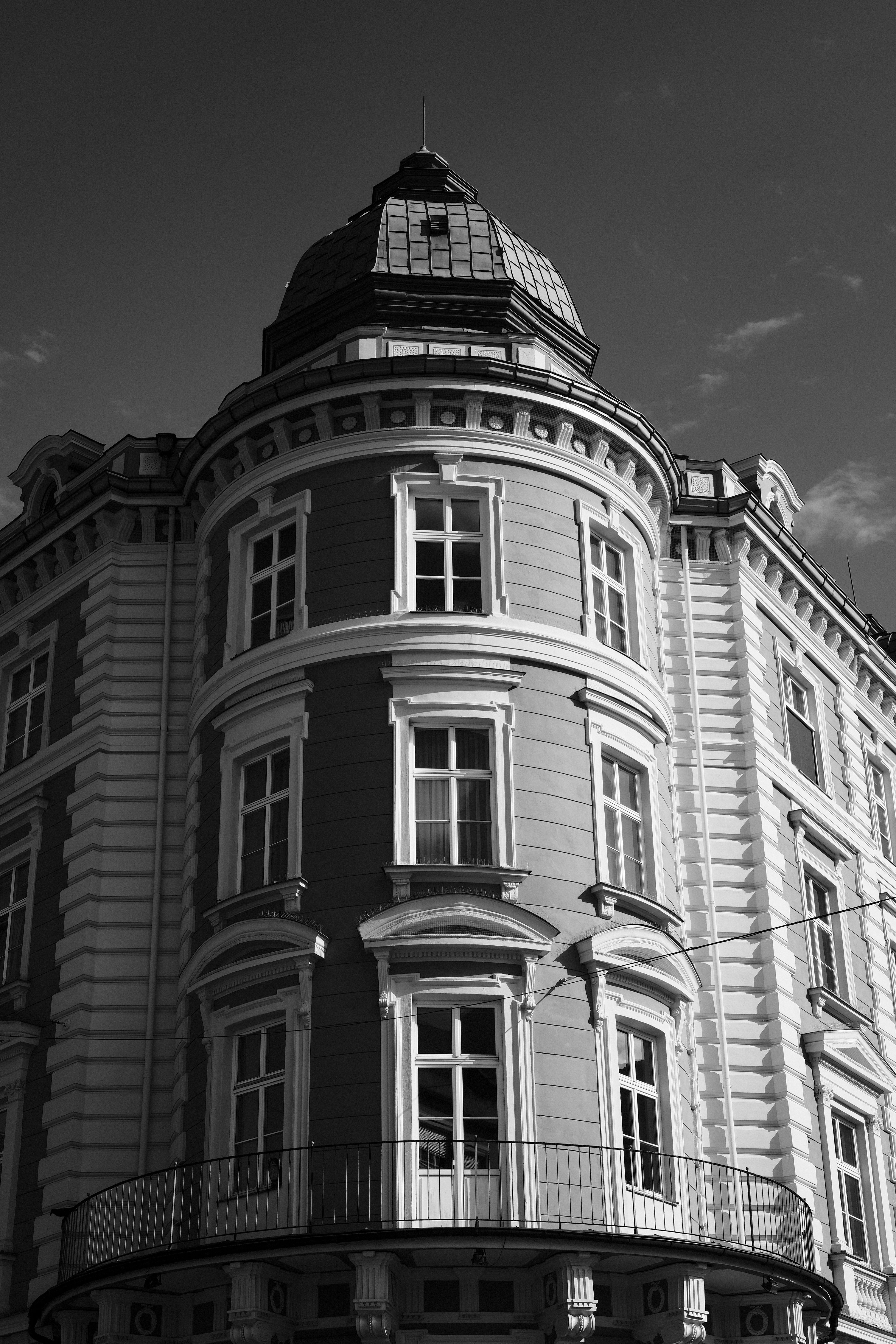 Round Corner of Residential Building · Free Stock Photo