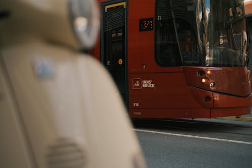 kırmızı, tramvay, vespa içeren Ücretsiz stok fotoğraf