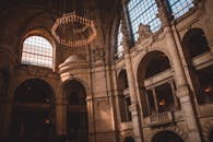 这座历史悠久的大教堂内部景色令人惊叹，配有拱门和枝形吊灯照明