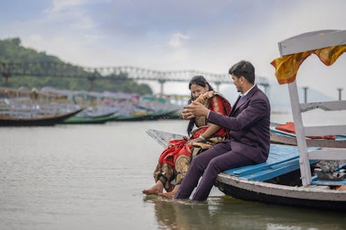 Cặp đôi tận hưởng cảnh sông yên bình