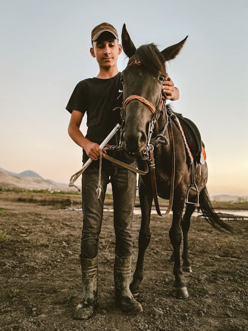 adam, alan, at içeren Ücretsiz stok fotoğraf
