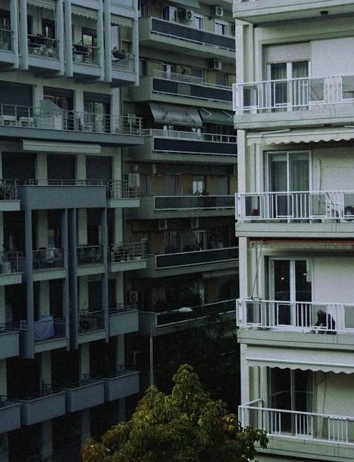 Kostenloses Stock Foto zu apartments, balkone, gebäude