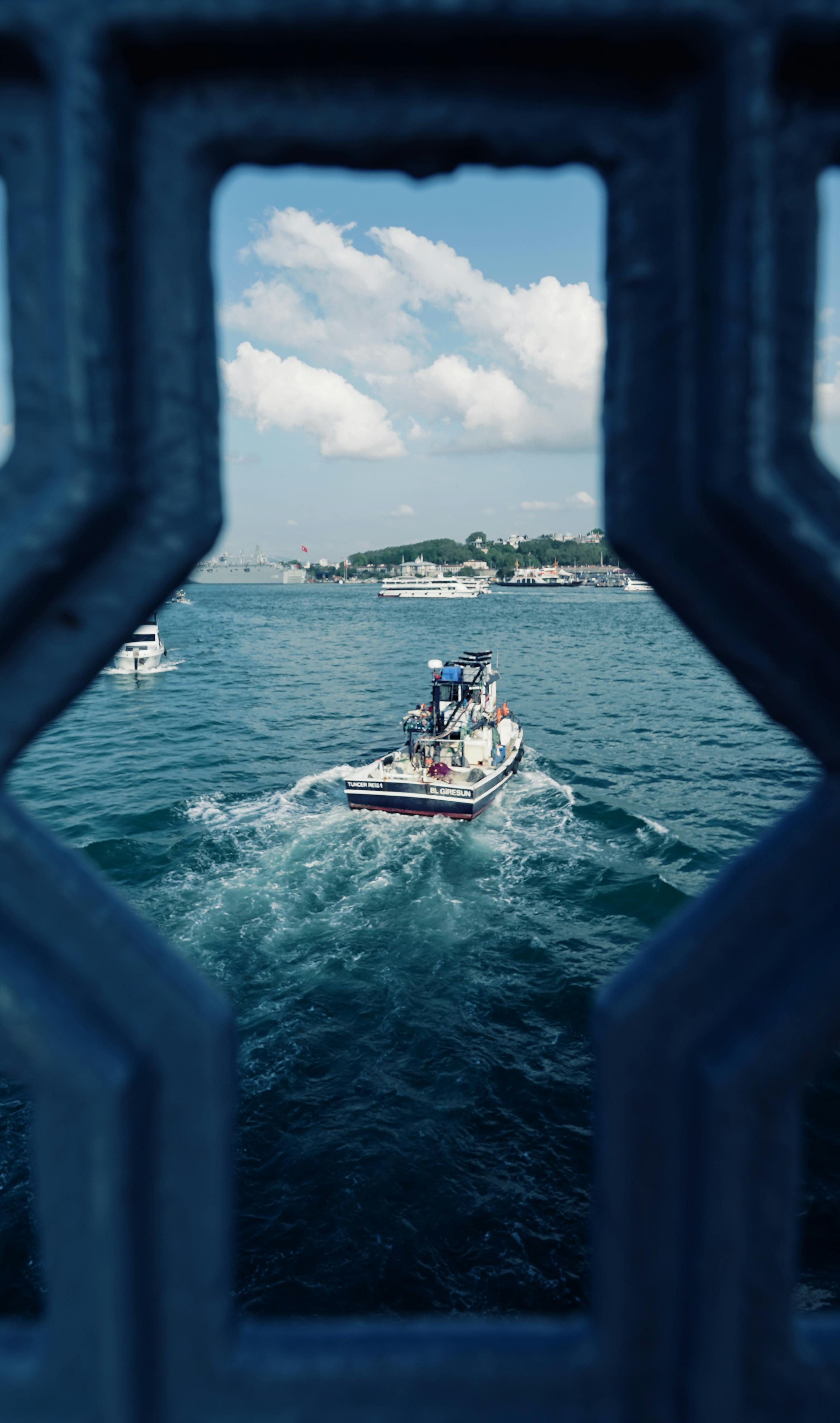 Gratuit Bateau Sur La Mer Vu à Travers La Rambarde D'un Pont Photos