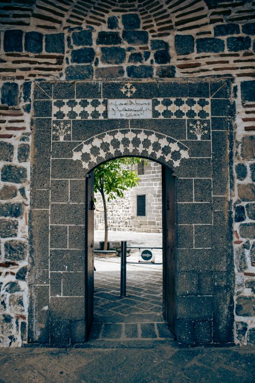 Free Explore the intricate architecture of a stone archway in Diyarbakır, Türkiye. Stock Photo