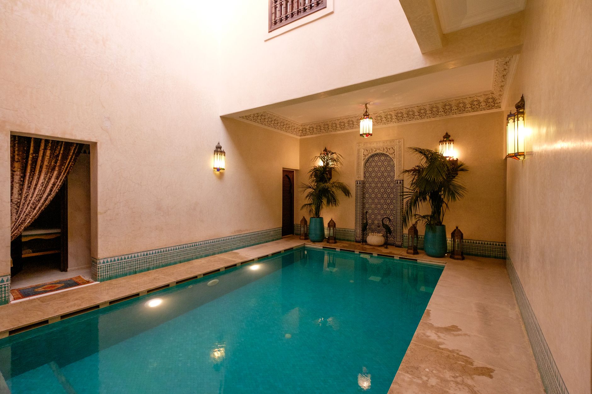 Bassin intérieur d’un riad traditionnel à Marrakech