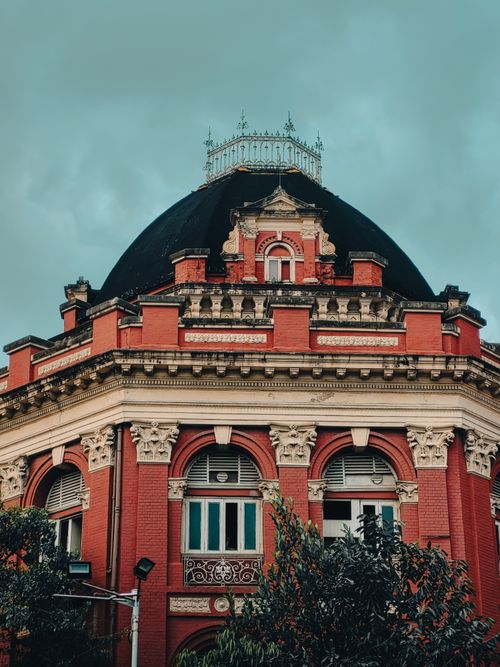 Free A historic red brick building with a dome in Kolkata, showcasing ornate architecture. Stock Photo