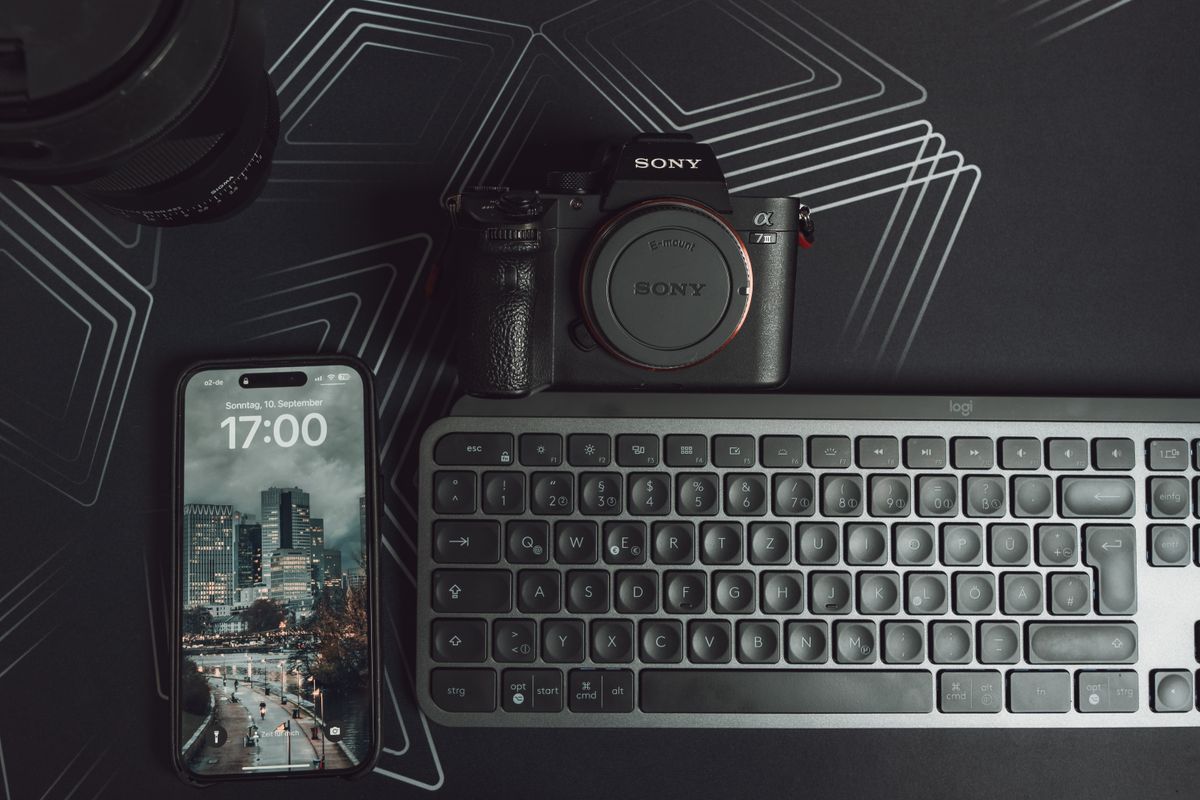 Équipements technologiques organisés sur un bureau