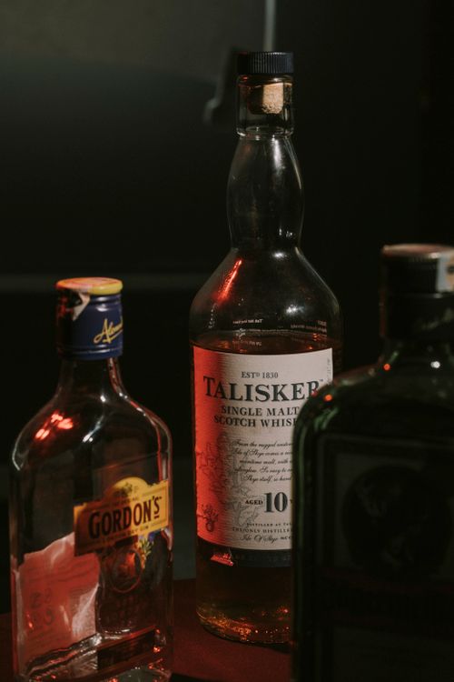 Botellas de whisky escocés en un bar tenue