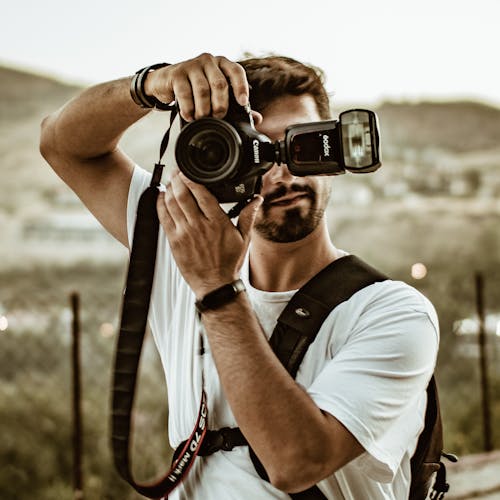 Fotobanka s bezplatnými fotkami na tému držanie, fotenie, fotoaparát