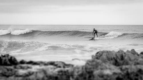 Surfista en las playas de Punta del Este, Uruguay