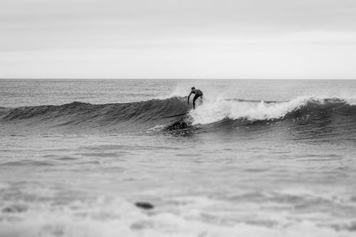 Surfista en las playas de Punta del Este, Uruguay