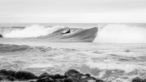 Surfista en las playas de Punta del Este, Uruguay