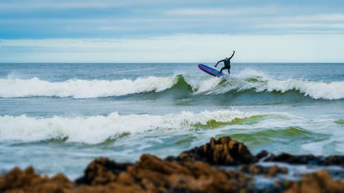 Surfista en las playas de Punta del Este, Uruguay