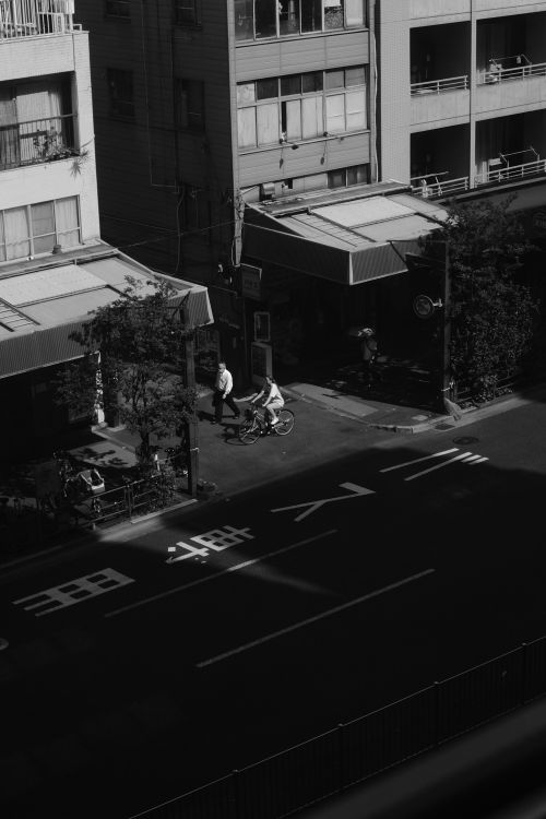 Free A high-angle view of city street showcasing urban architecture and daily life. Stock Photo