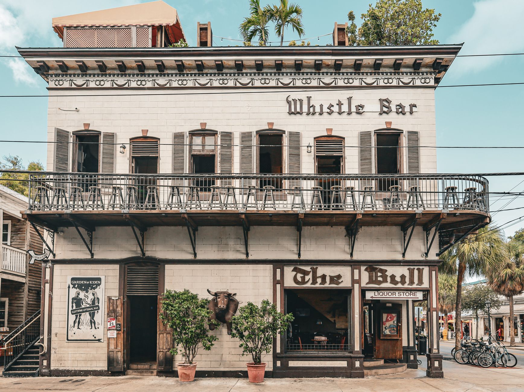 Front view of the iconic Whistle Bar and The Bull in Key West, Florida's vibrant streetscape. — Pembroke Park in Florida