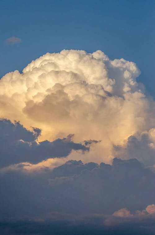 bulut görünümü, bulutlar, dikey atış içeren Ücretsiz stok fotoğraf