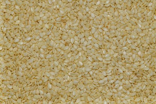 Free Detailed close-up image of organic sesame seeds, perfect for food photography and design. Stock Photo