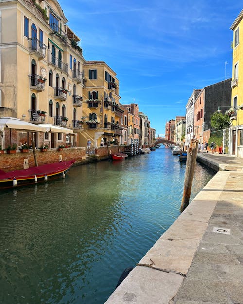 Fotobanka s bezplatnými fotkami na tému Benátky, kanál, loď