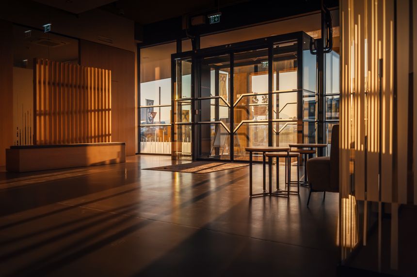 Hotel lobby lounge with warm lighting, photo by Michael Pointner on Pexels