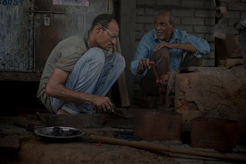 Kostenloses Stock Foto zu arbeiten, geduckt, männer