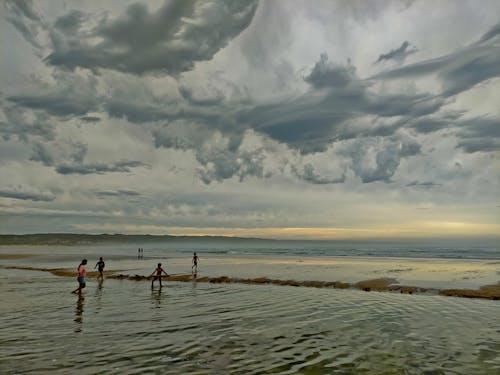 Kostnadsfri bild av människor, på stranden, solnedgång