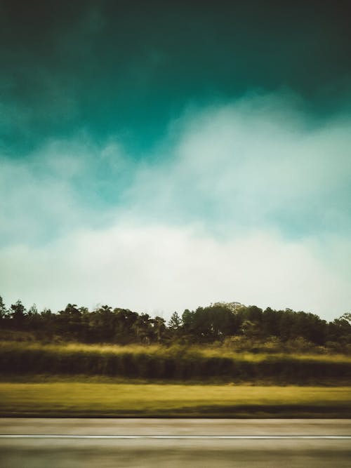 Estrada Vazia Sob O Céu Azul E Branco