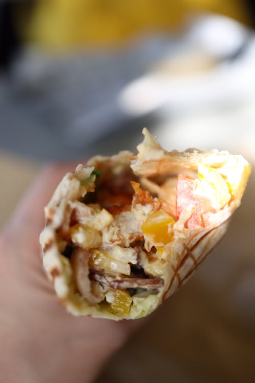 Ilmainen kuvapankkikuva tunnisteilla burrito, herkullista, kädet ihmisen kädet