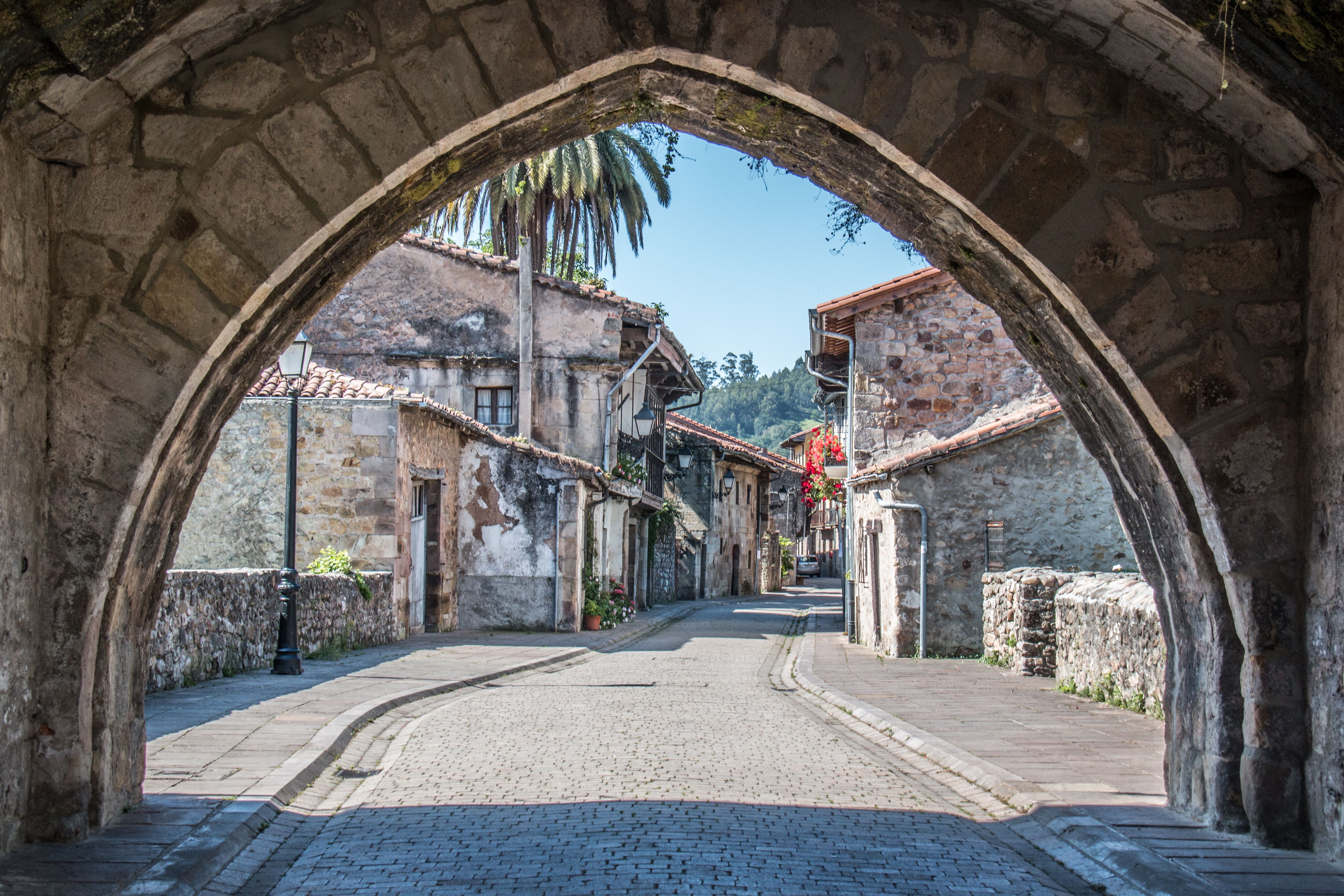 Cobbled lane seen through a voussoir arch — photo by Elisa Giaccaglia on Pexels