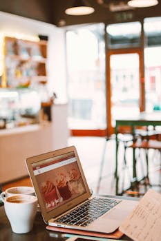 这家咖啡馆环境舒适，配有咖啡和笔记本电脑，非常适合工作或写博客