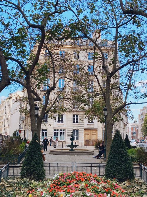 Free Explore a picturesque Parisian square with classic architecture and a serene park setting. Stock Photo