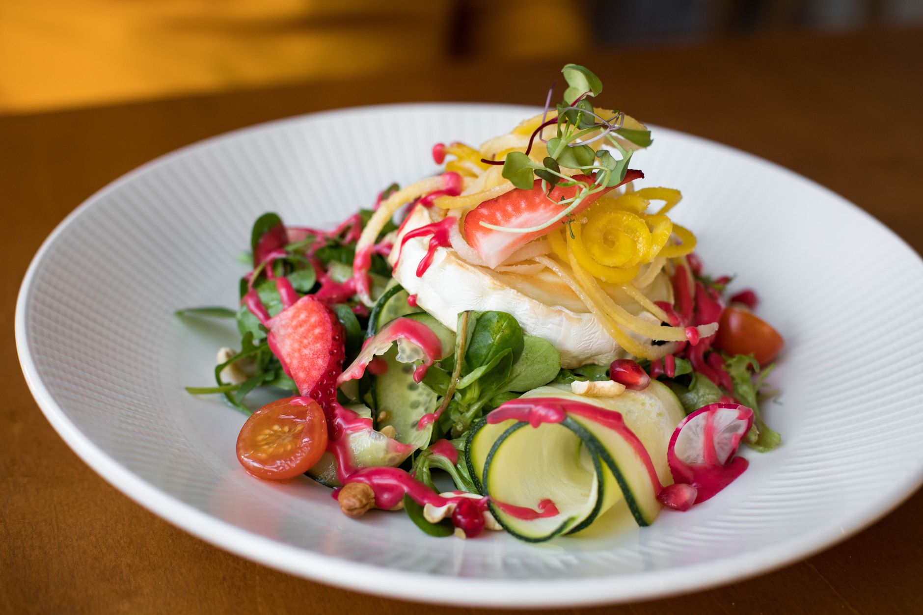 Comparativa de ensaladas Ensalada completa y nutritiva en un plato