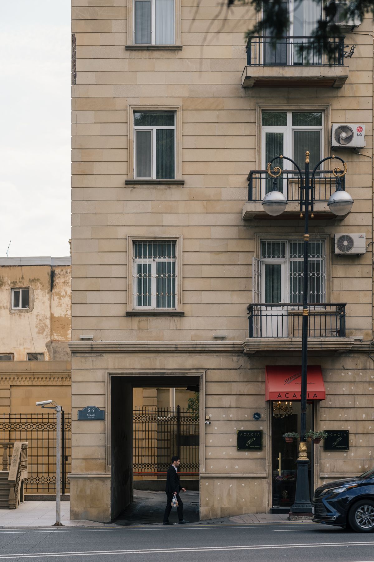 Old Traditional Building on City Street · Free Stock Photo