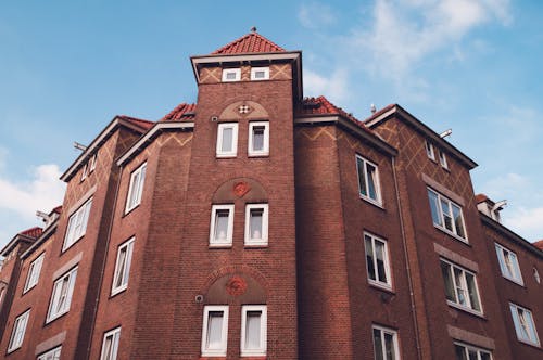 Edificio Marrone Sotto Il Cielo Blu