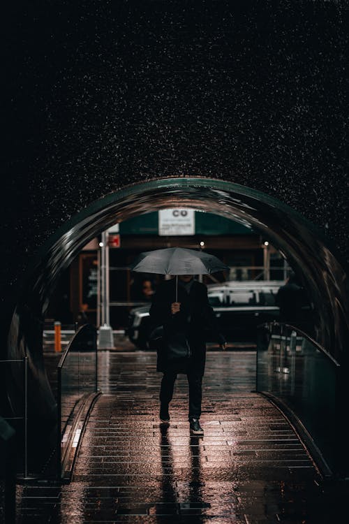 Darmowe zdjęcie z galerii z chodzenie, ciemny, deszcz