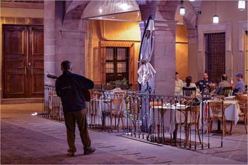 Foto profissional grátis de arquitetura colonial, bela vista, cidade à noite