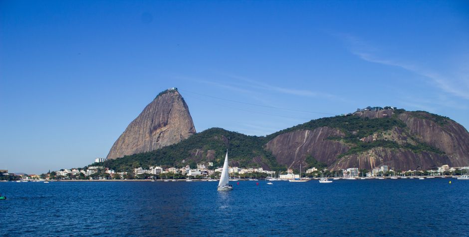 Scenic view of Sugarloaf Mountain with sailboats on a sunny day in Rio de Janeiro, Brazil.