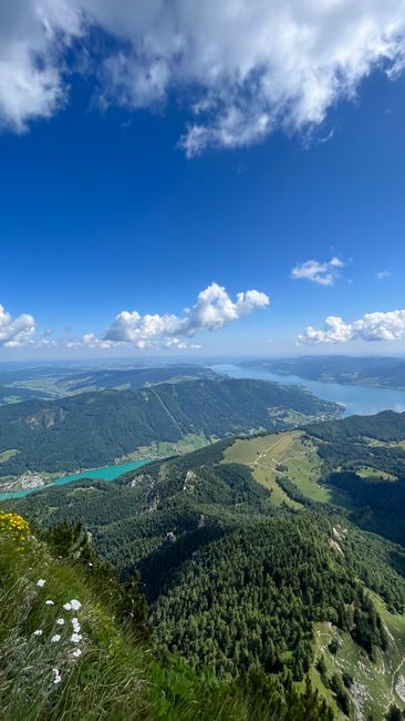 Fotomural Impresionante vista de montañas verdes y lagos azules bajo un cielo claro de verano.