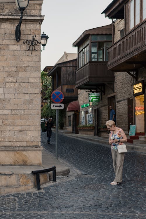 aan lichtbak toevoegen, dikey atış, eski kasaba içeren Ücretsiz stok fotoğraf