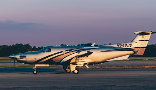 Бесплатное стоковое фото с авиалайнер, Взлетно-посадочная полоса аэропорта, коммерческий самолет