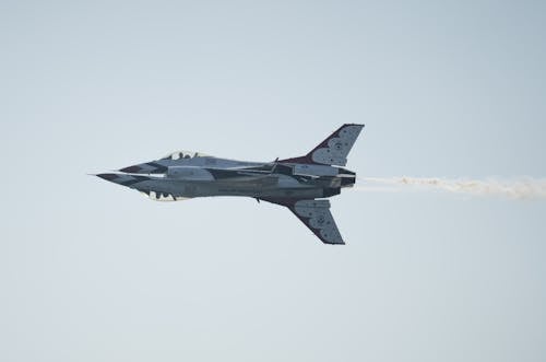 Kostenloses Stock Foto zu f 16, fliegen, flugzeug